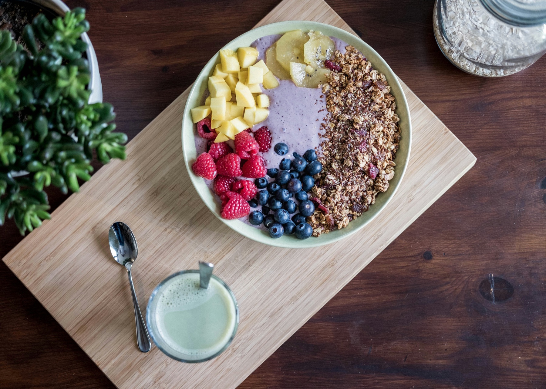 A simple smoothie bowl breakfast.