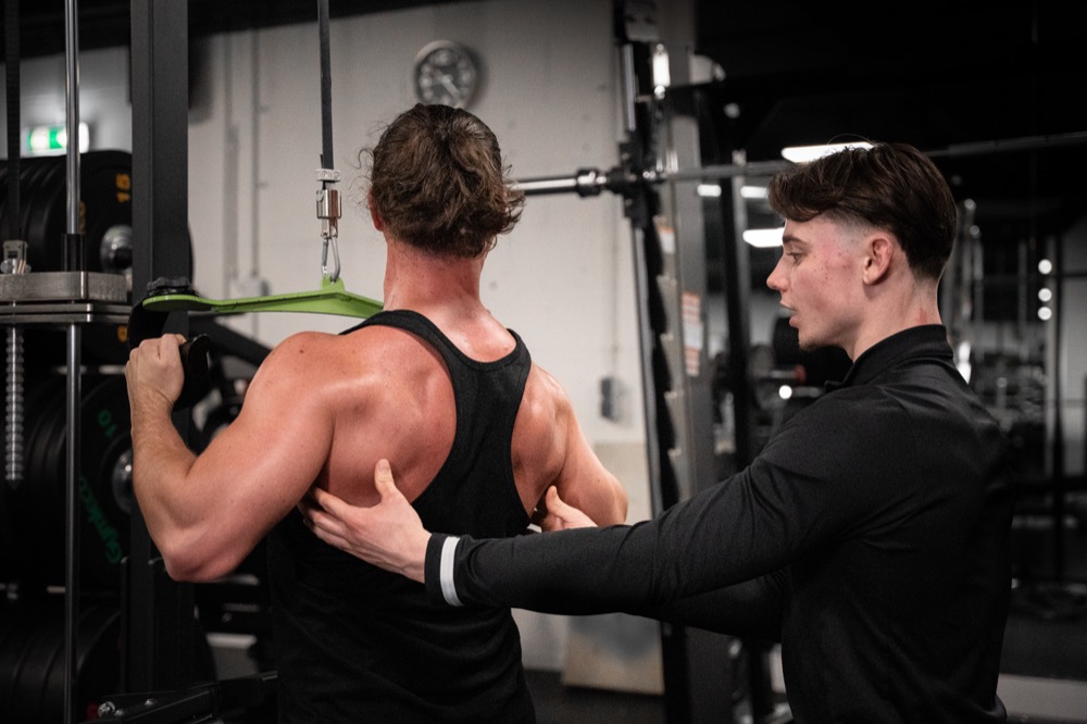 Robin Kramps coaching strength training in the gym.